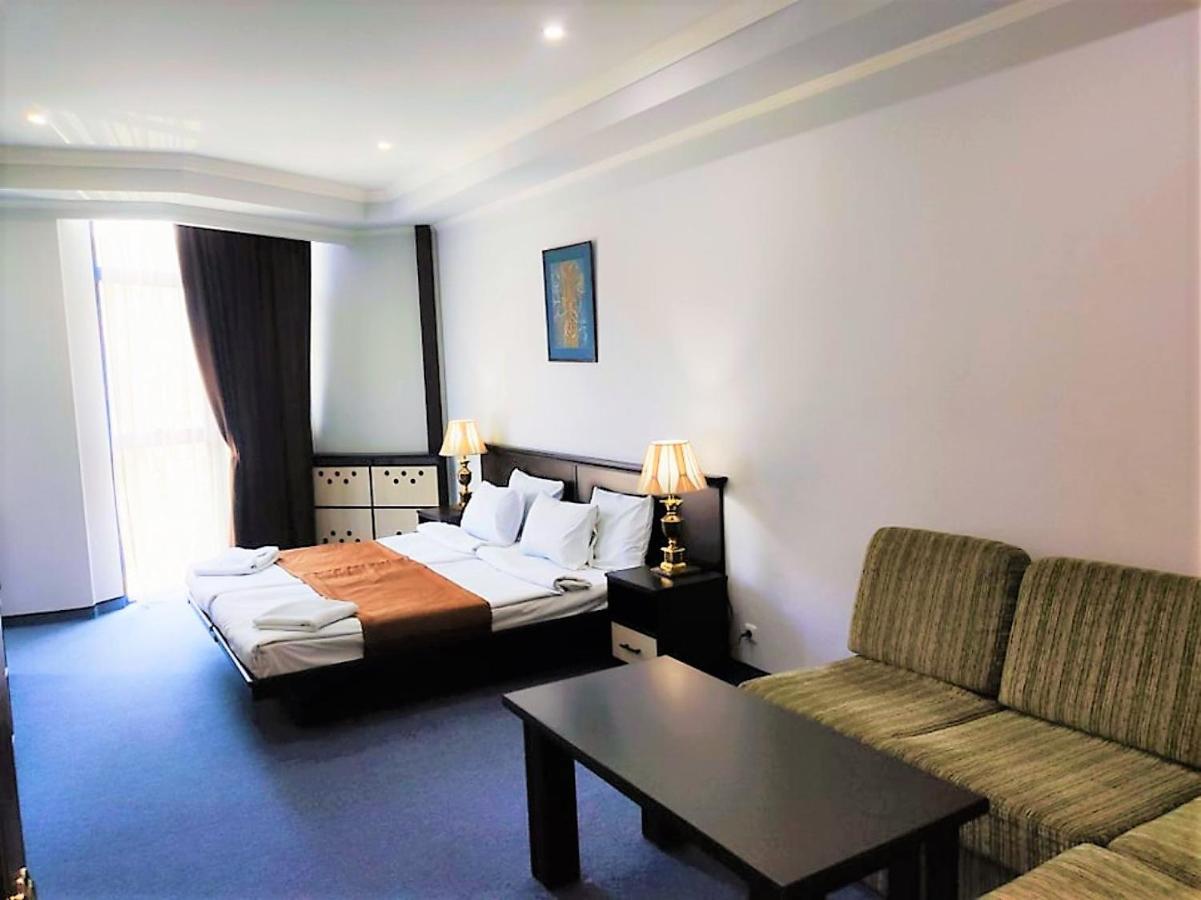 Ddd Hotel 耶烈万 外观 照片